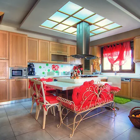 Family Ellis With Private Pool 200m To The Walking Distance To The Amenities