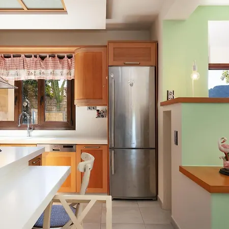 Family Ellis With Private Pool 200m To The Walking Distance To The Amenities
