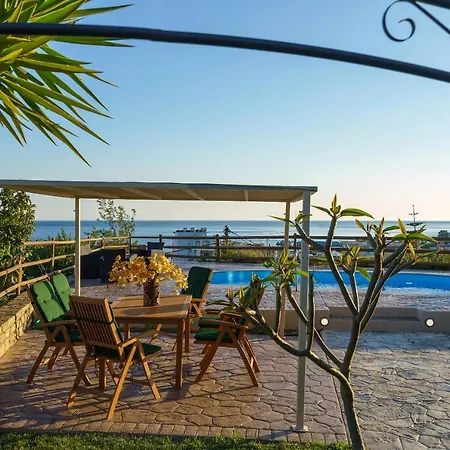 Villa Family Ellis With Private Pool 200m To The Walking Distance To The Amenities *