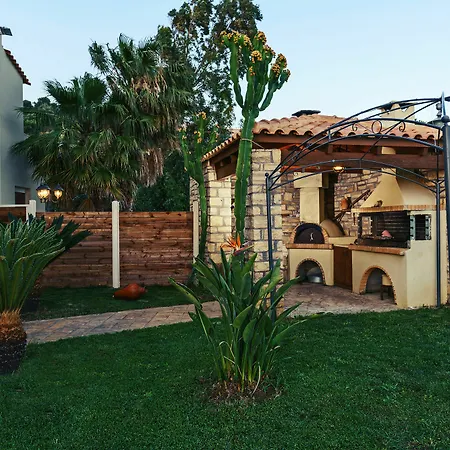 Villa Family Ellis With Private Pool 200m To The Walking Distance To The Amenities